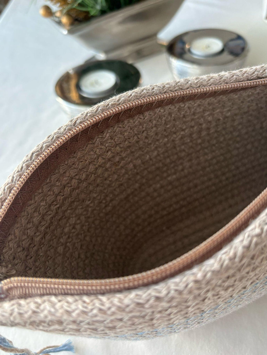 Handgewebte Jutetasche: Beige-blaue geflochtene Strandtasche