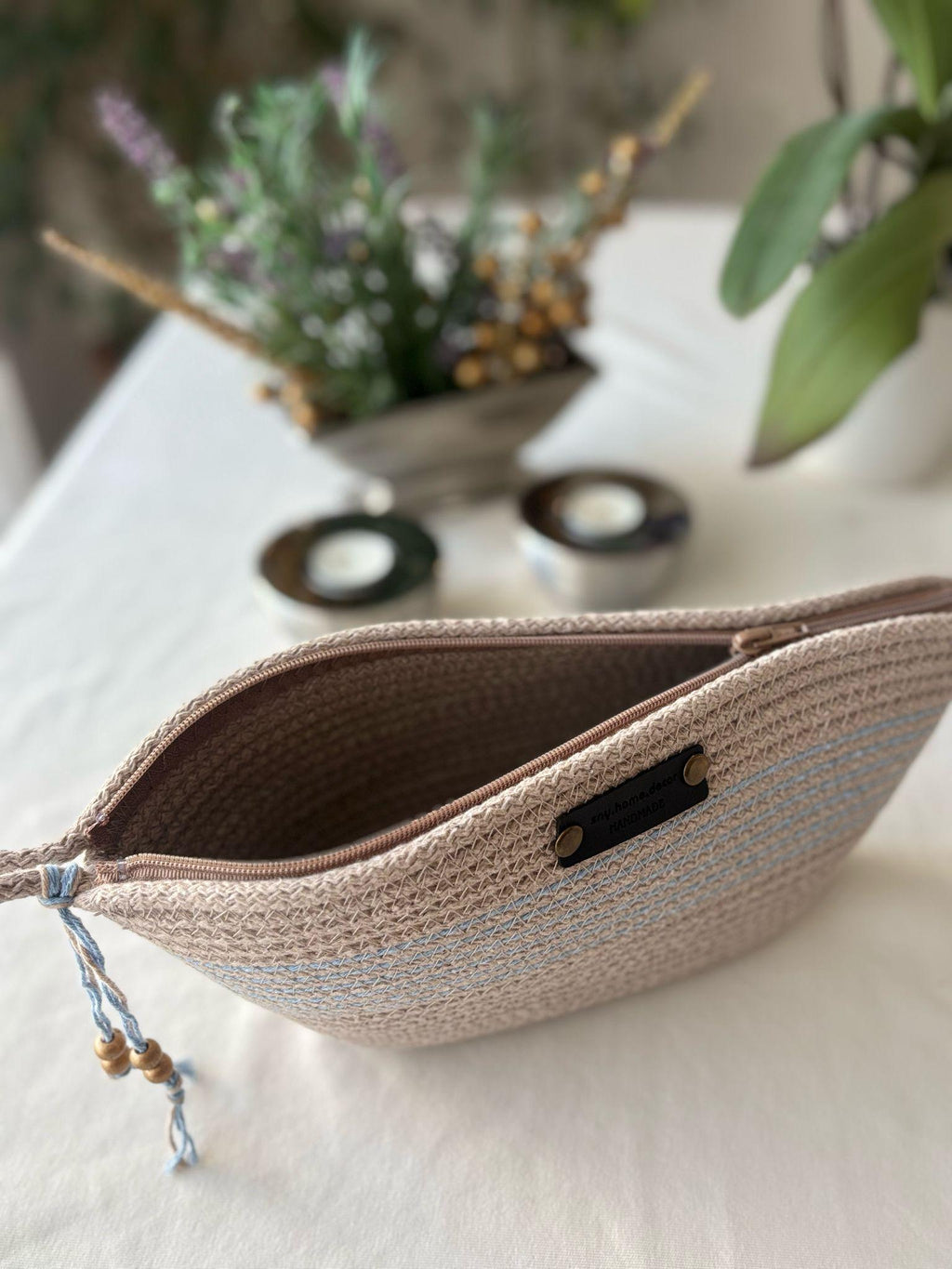 Handgewebte Jutetasche: Beige-blaue geflochtene Strandtasche