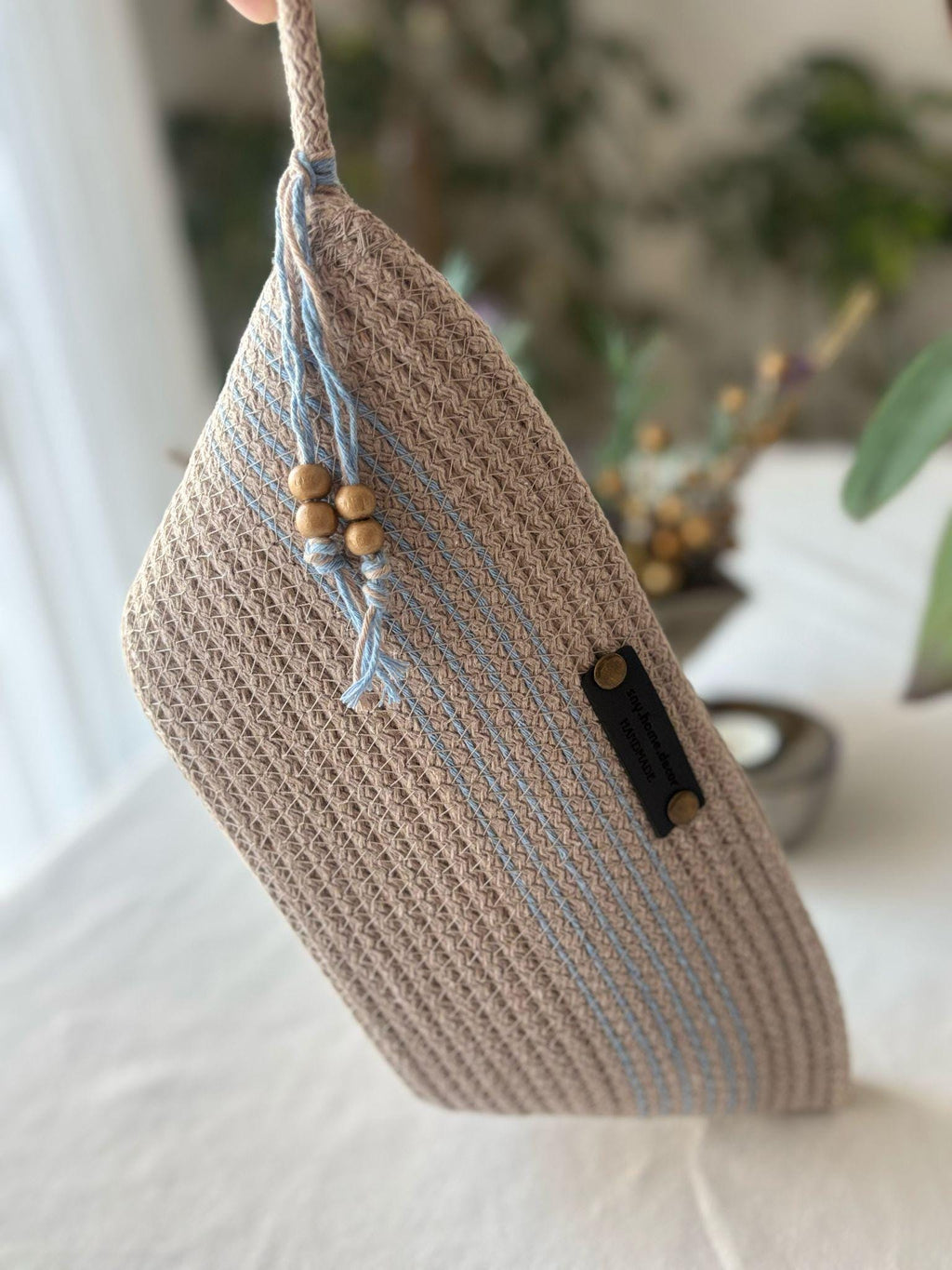 Handgewebte Jutetasche: Beige-blaue geflochtene Strandtasche