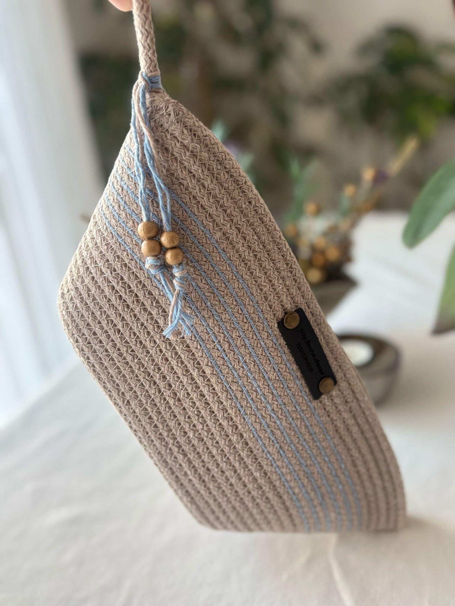 Handgewebte Jutetasche: Beige-blaue geflochtene Strandtasche