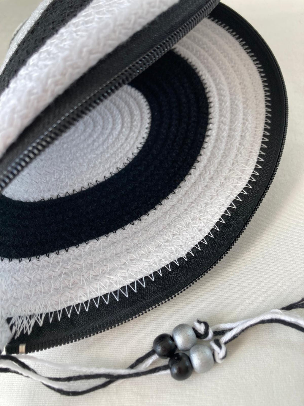 Schwarz-weißes handgewebtes Juteseil-Taschenset: geflochtene Strandtasche & Clutch