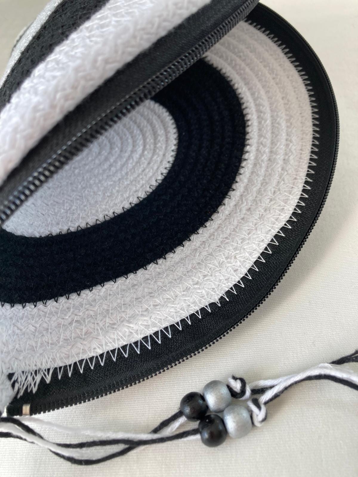 Schwarz-weißes handgewebtes Juteseil-Taschenset: geflochtene Strandtasche & Clutch