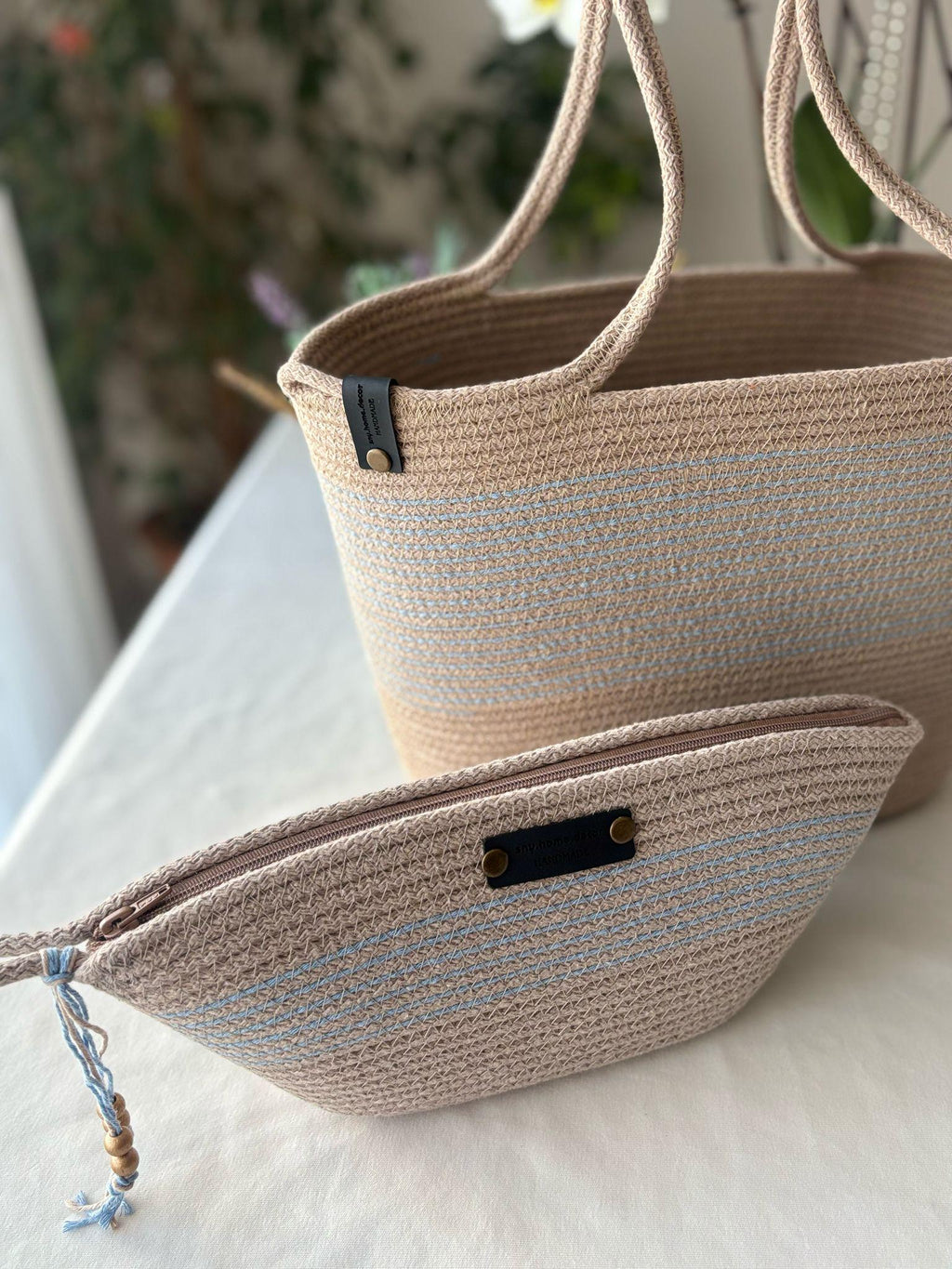 Handgewebte Jutetasche: Beige-blaue geflochtene Strandtasche