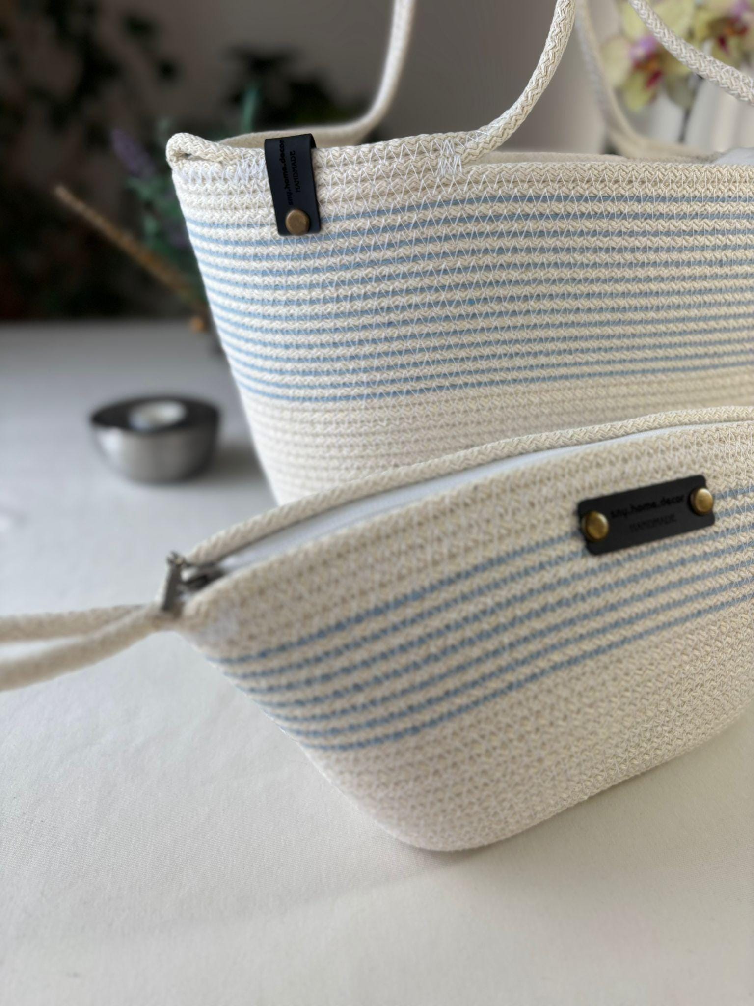 Blau-weiße handgewebte Jutetasche: Boho Strandtasche