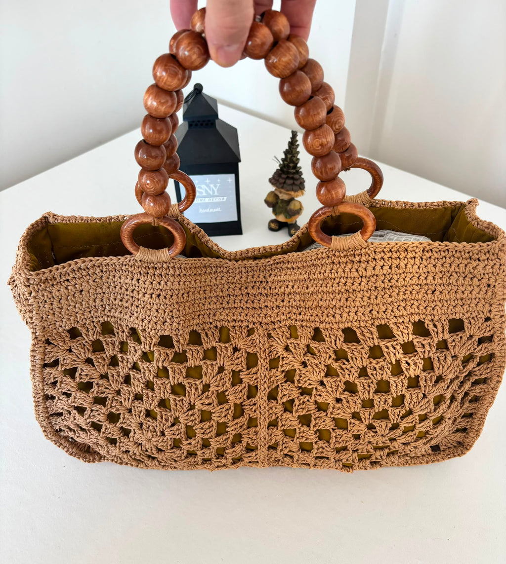 Eco-friendly raffia crochet bag made by hand, combining timeless bohemian design with practical everyday use.