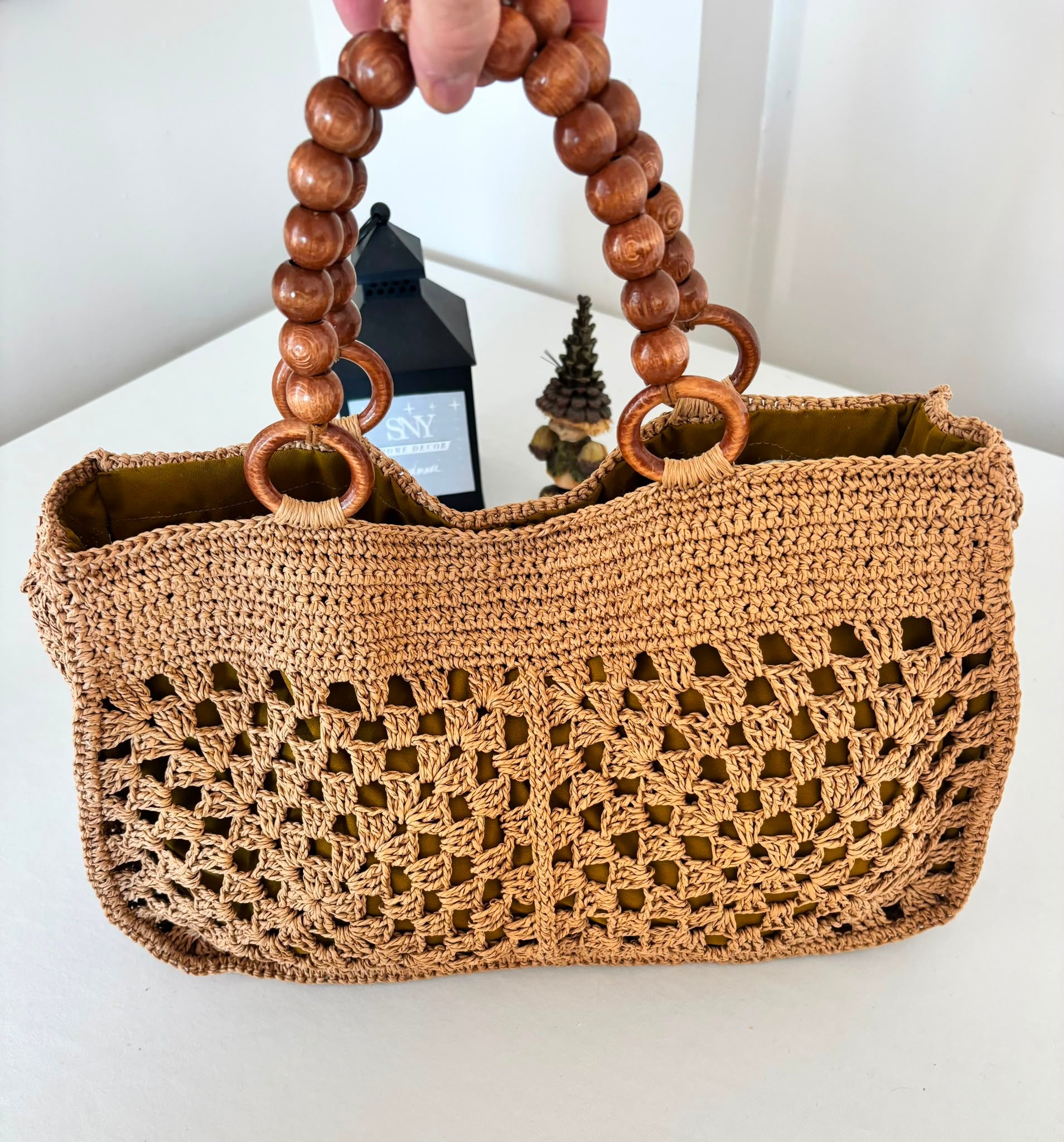 Eco-friendly raffia crochet bag made by hand, combining timeless bohemian design with practical everyday use.