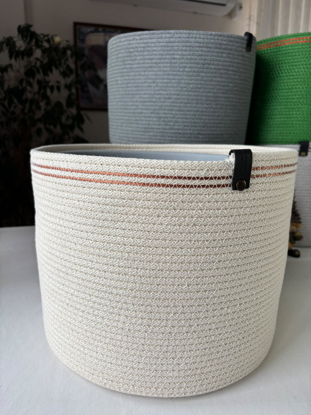 Handgemachter Baumwollseilkorb: Beige & Weiß gewebter Aufbewahrungs-Blumentopfkorb