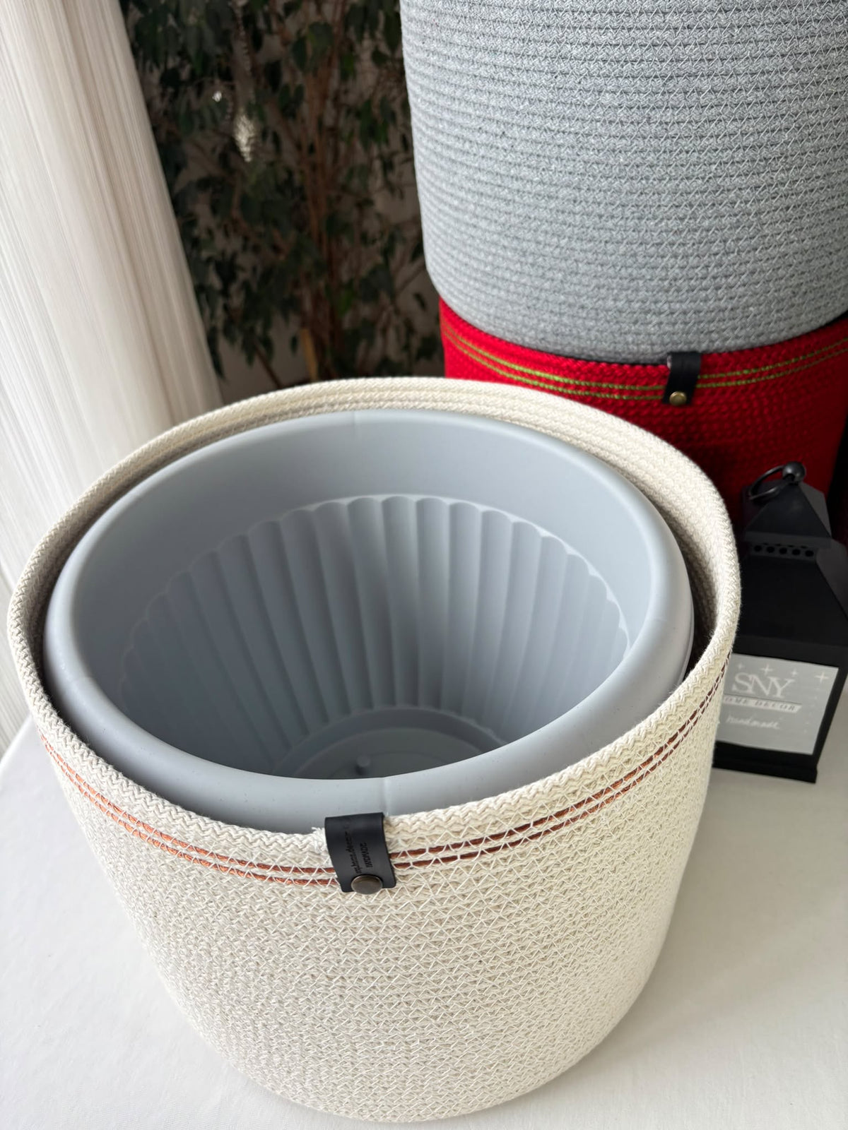 Handgemachter Baumwollseilkorb: Beige & Weiß gewebter Aufbewahrungs-Blumentopfkorb