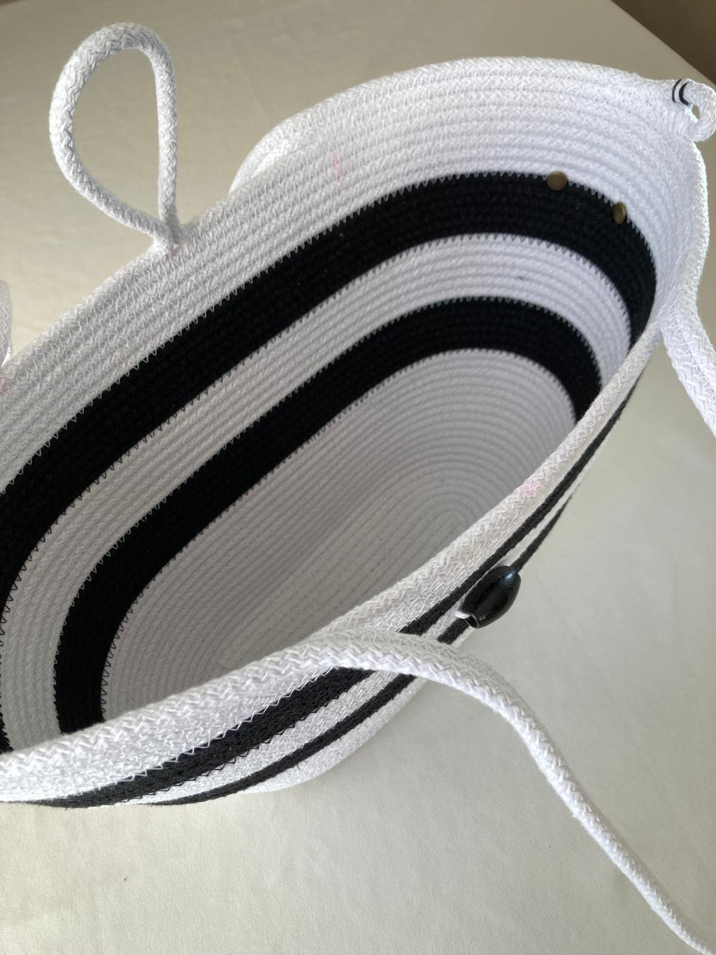 Schwarz-weißes handgewebtes Juteseil-Taschenset: geflochtene Strandtasche & Clutch