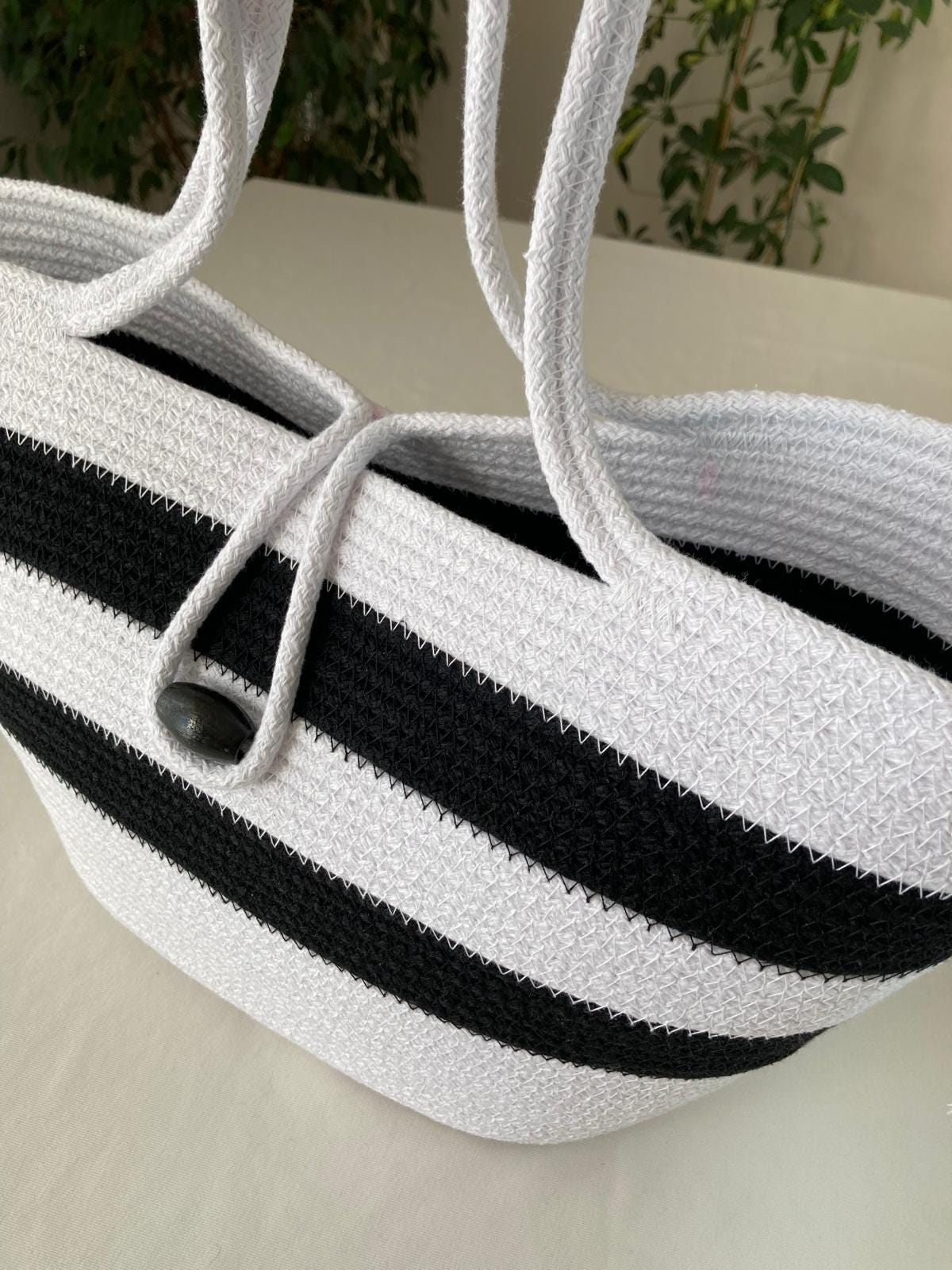 Schwarz-weißes handgewebtes Juteseil-Taschenset: geflochtene Strandtasche & Clutch