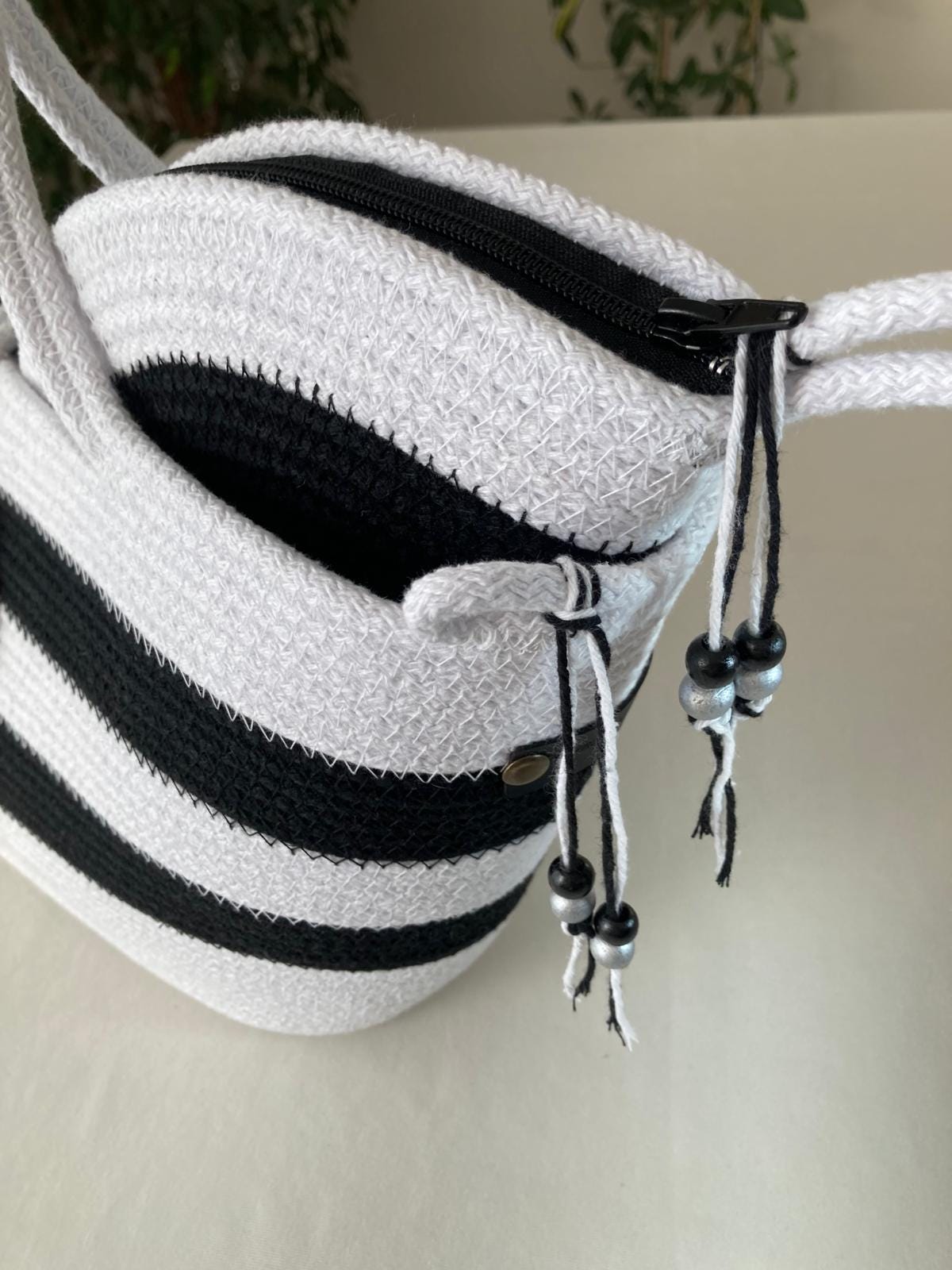 Schwarz-weißes handgewebtes Juteseil-Taschenset: geflochtene Strandtasche & Clutch