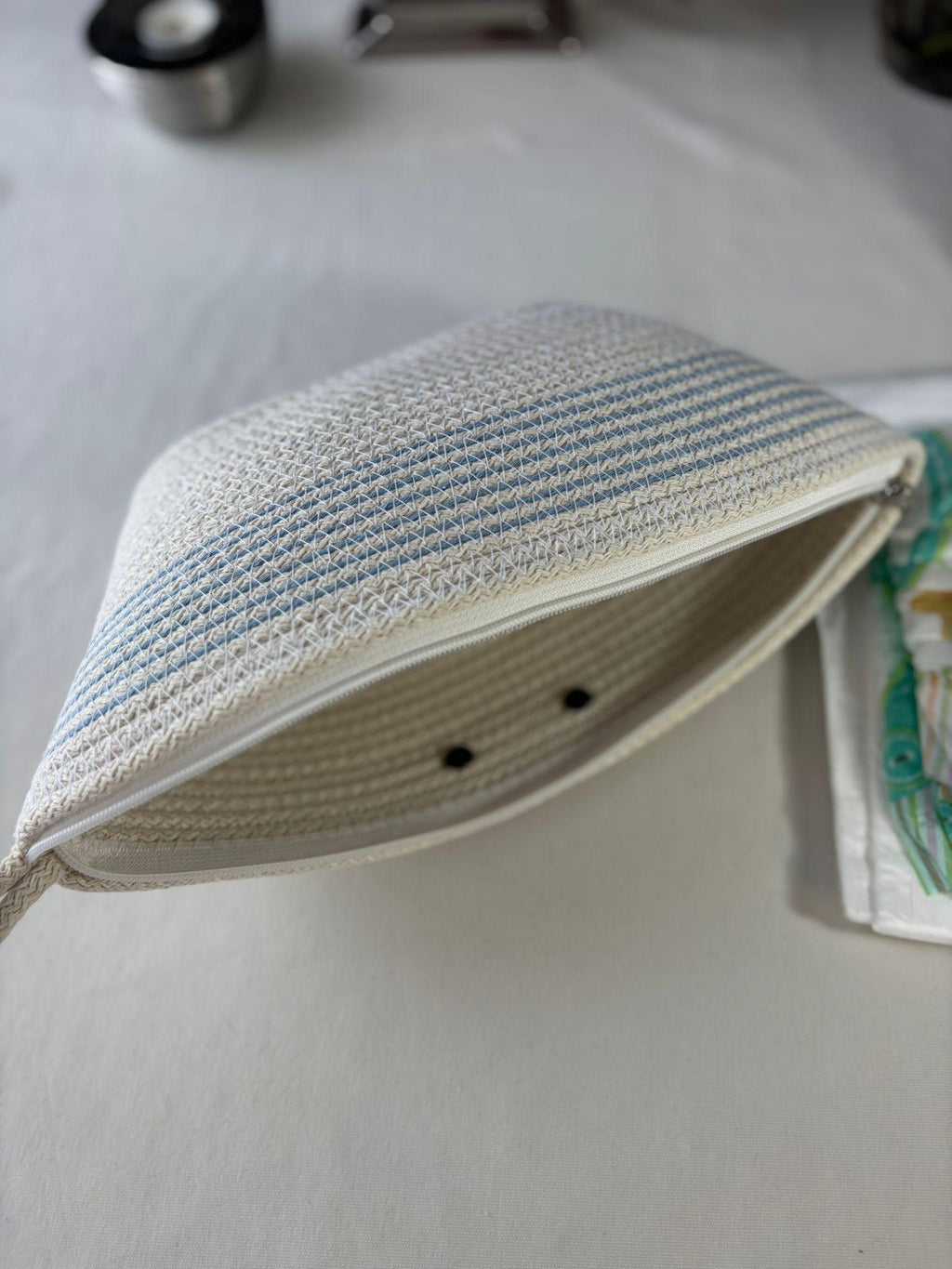 Blau-weiße handgewebte Jutetasche: Boho Strandtasche