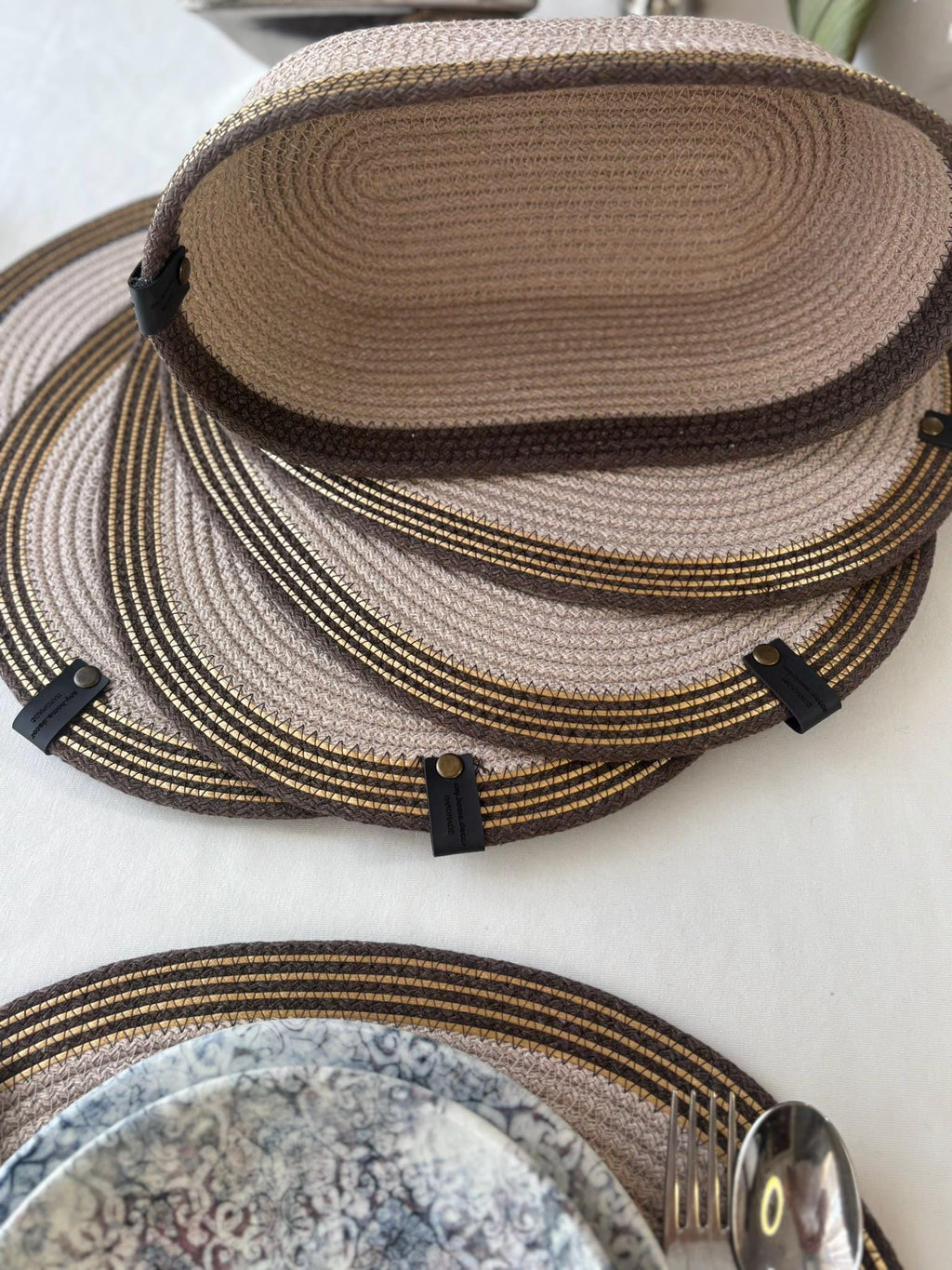 Handgewebte ovale Tischsets & Seilkorb-Set: Boho-Tischdekoration
