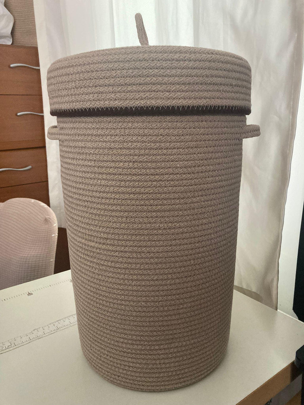 Handgefertigter Seilkorb mit Deckel, 45 cm großer geflochtener Wäschekorb
