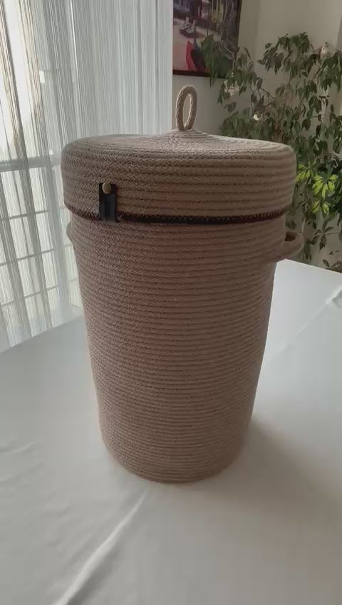 Handgefertigter Seilkorb mit Deckel, 45 cm großer geflochtener Wäschekorb
